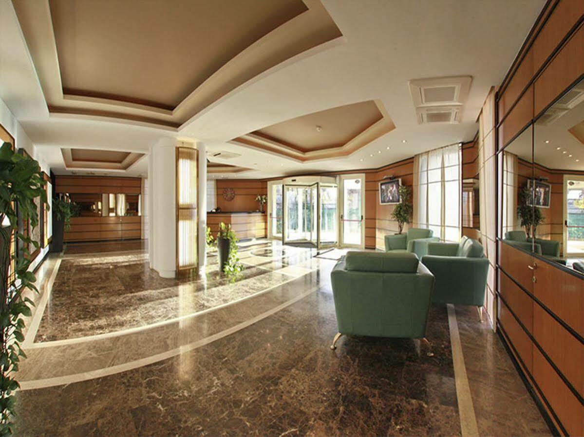 Monte Carlo Palace Rooms Bucarest Esterno foto